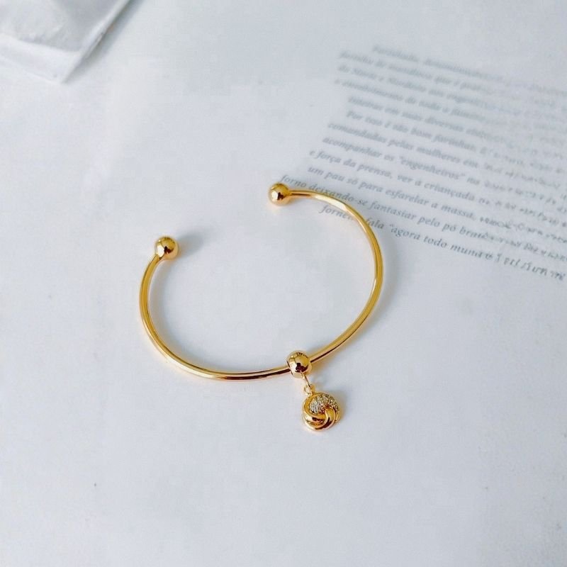 Bracelete com pingente cravejado