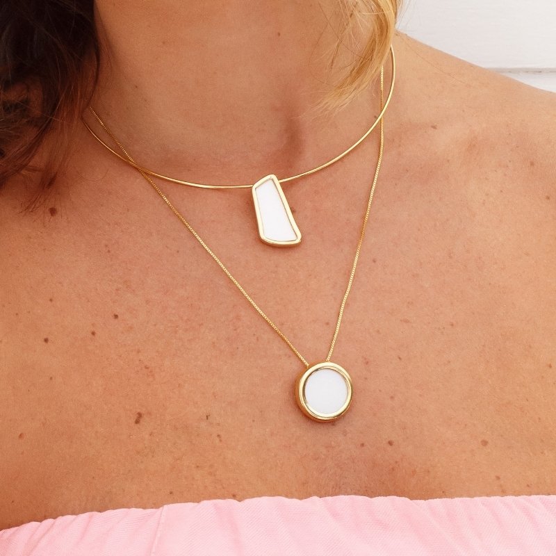 Colar Aro Branco Assimétrico Dourado Semijoia