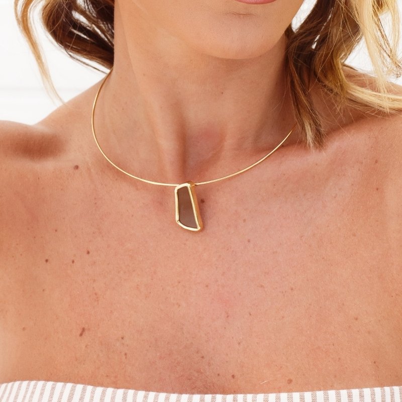 Colar Aro Marrom Assimétrico Dourado Semijoia