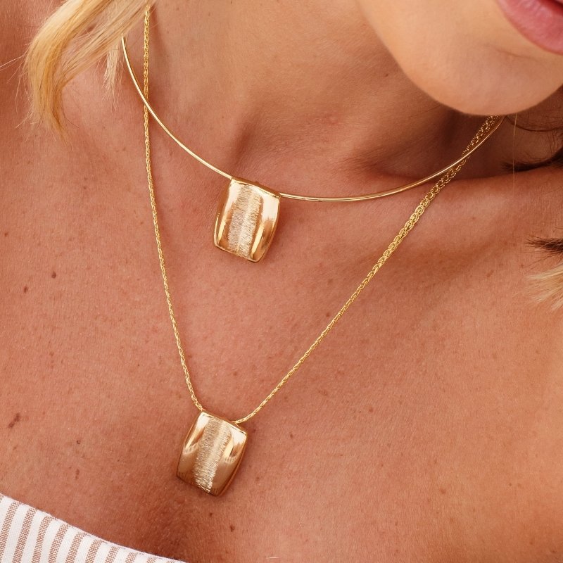 Colar Aro Retangular Escovado Dourado Semijoia