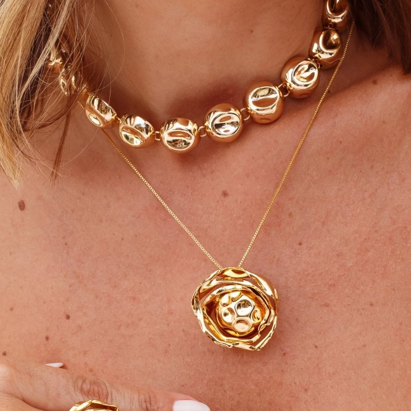 Colar Circular Entralaçado Dourado Semijoia