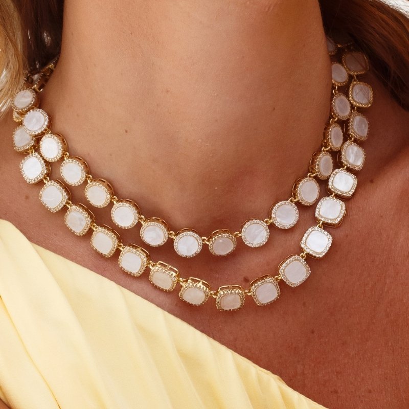 Colar Cubo Branco Dourado Semijoia