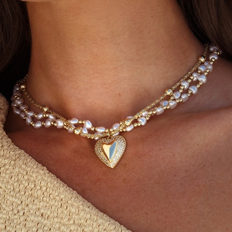 Colar Triplo com Pérolas e Coração Cravejado