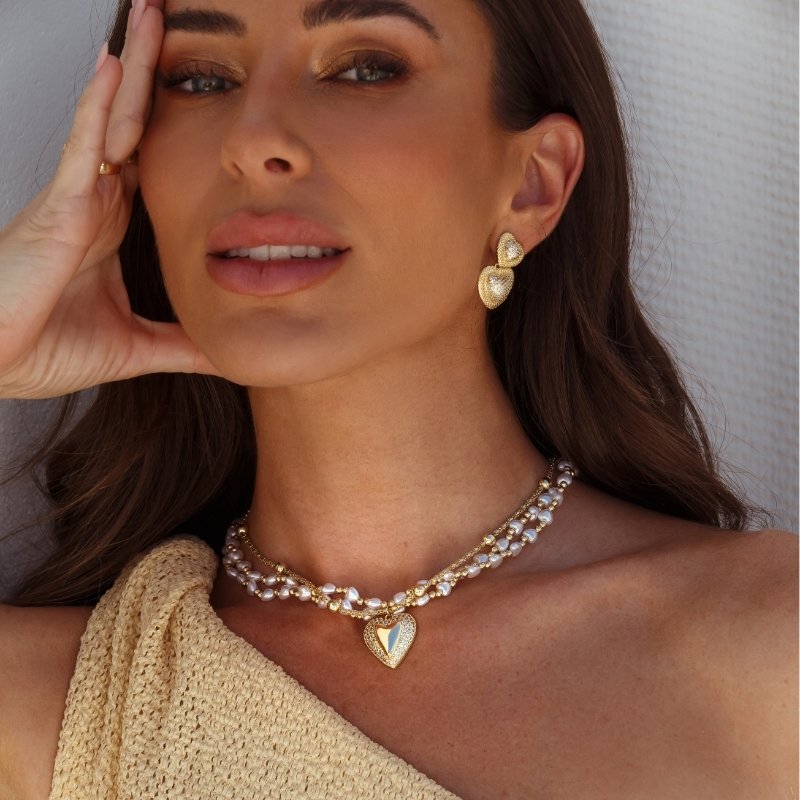 Colar Triplo com Pérolas e Coração Cravejado